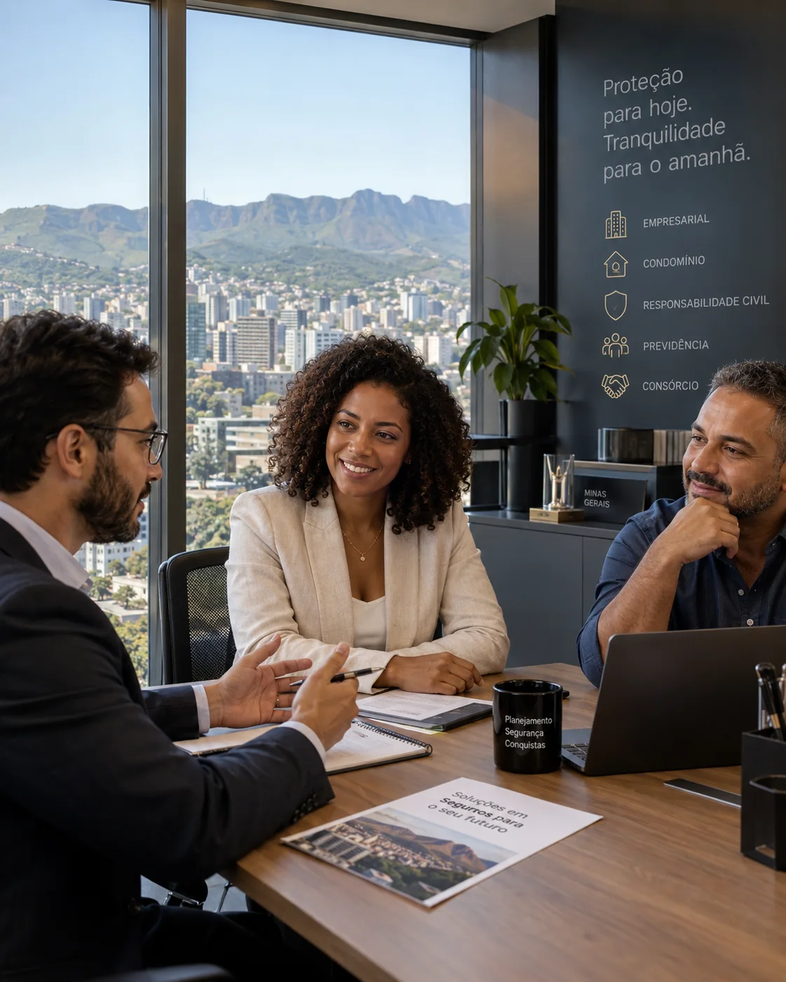 Profissional conversando com clientes em uma reunião de consultoria